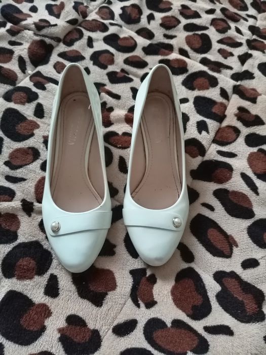 Pantofi albi de mireasa / nuntă dama.