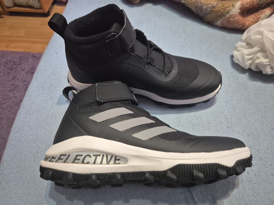 Vând ghete sport firma adidas