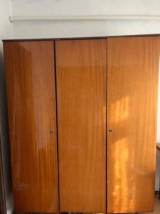 Продам срочно советский шкаф