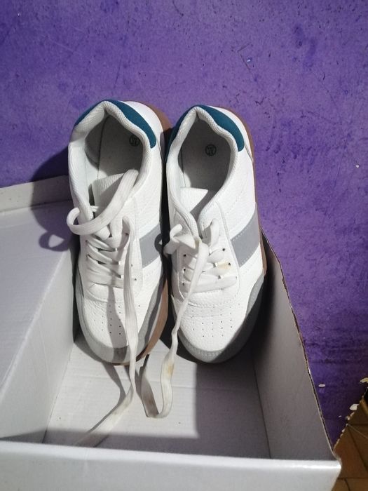 Vând adidași este noi purtați doară o singura dată preț este 120 lei