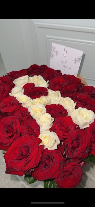 Цветы в корзине, Розы 51 с буквой А. Очень свежие