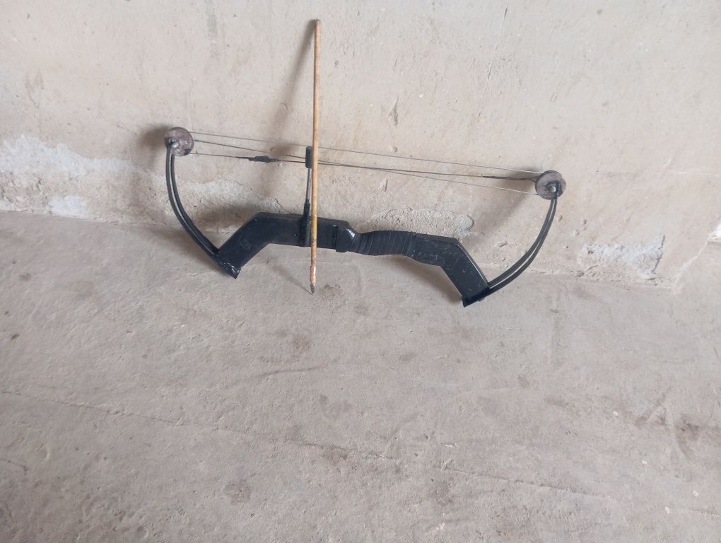 Compound bow kuchli ressordan tayyorlangan kamon