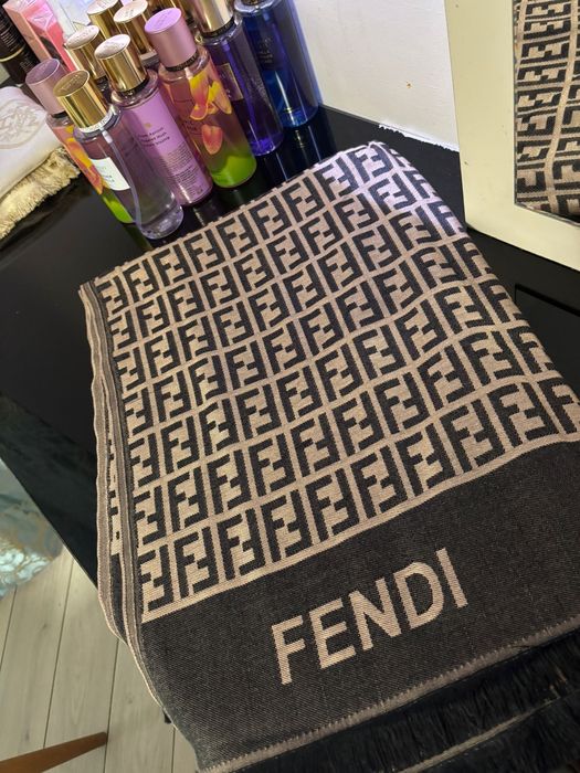 Esarfa fendi