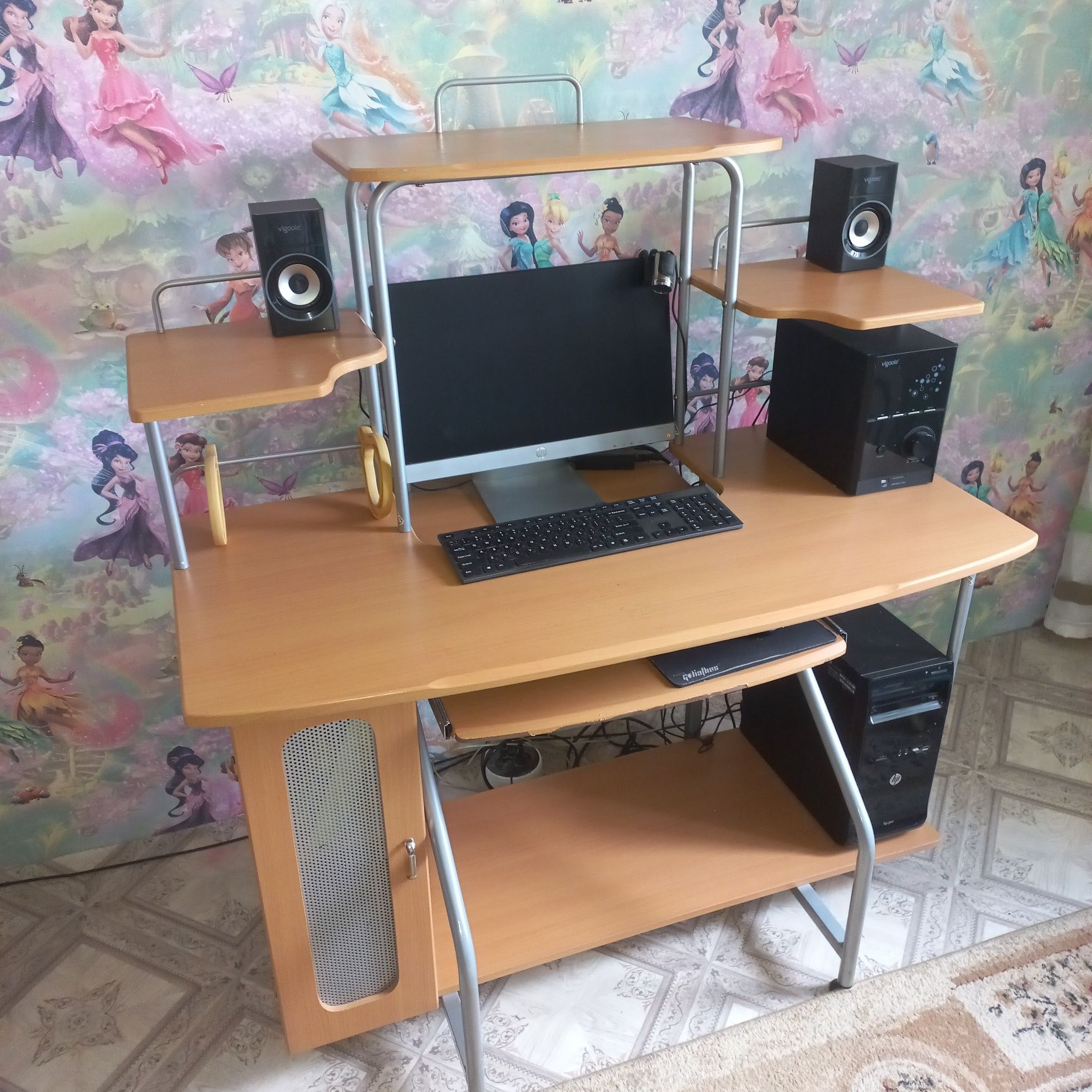 Срочно Продам компьютерный стол в хорошем состоянии
