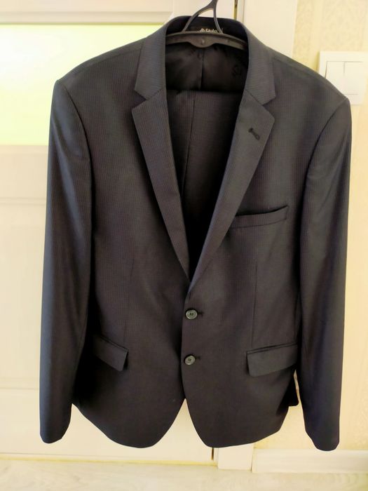 Продажа мужских костюмов