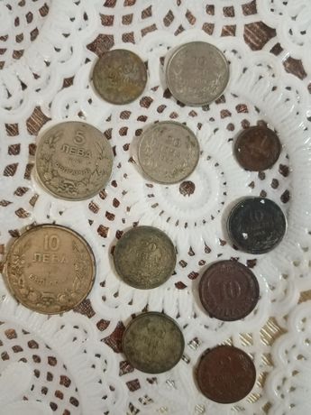 Стари монети и огърлица
