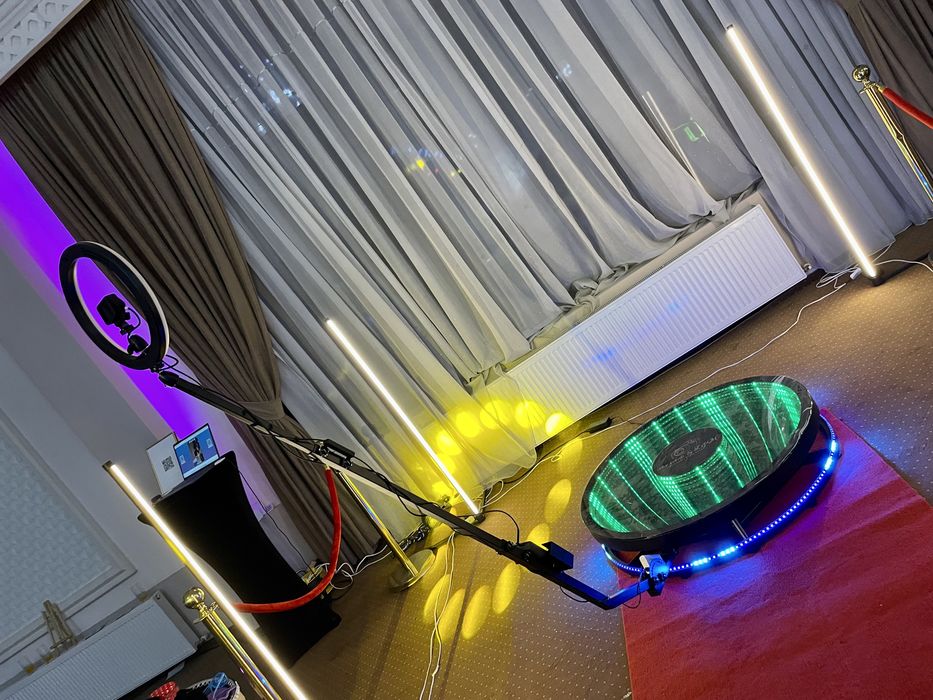 Cabina foto  platforma 360 videobooth photobooth aranjamente florale