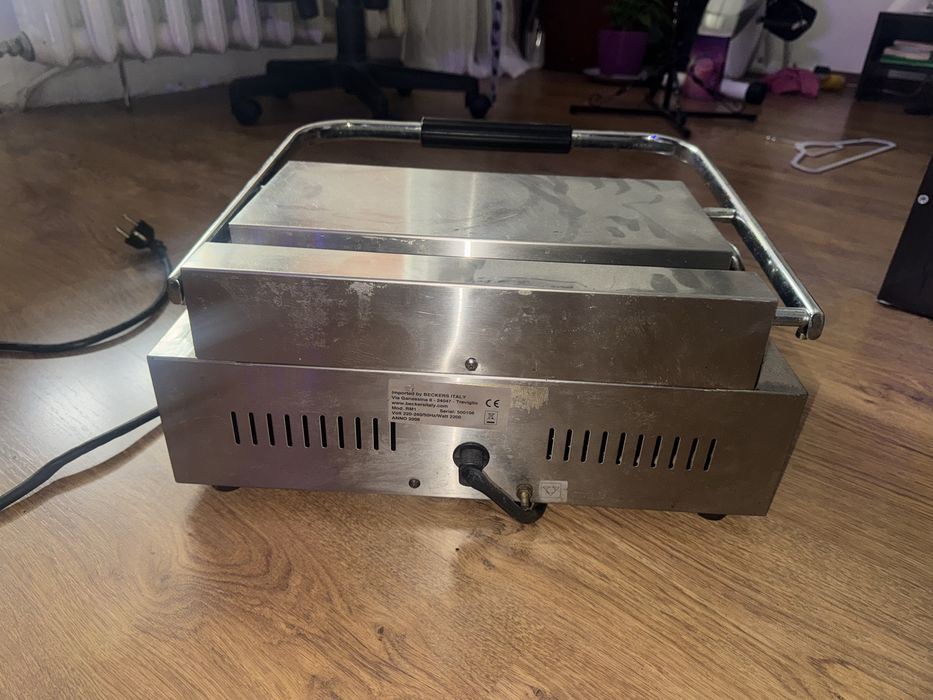 Vand grill contact 2200 w , functioneaza perfect !