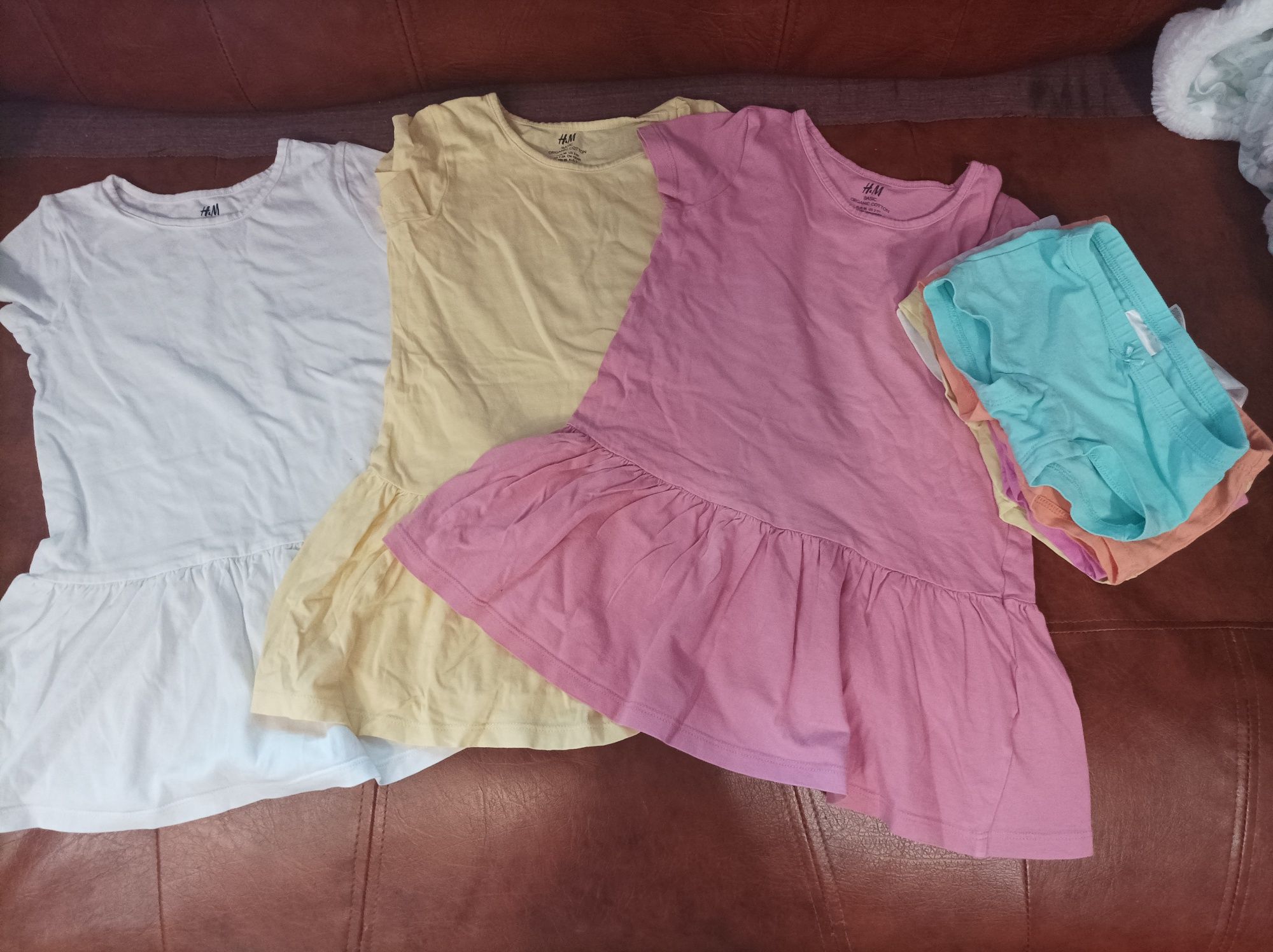 Lot 3 rochițe H&M măsura 98 + 9 pantalonași scurti