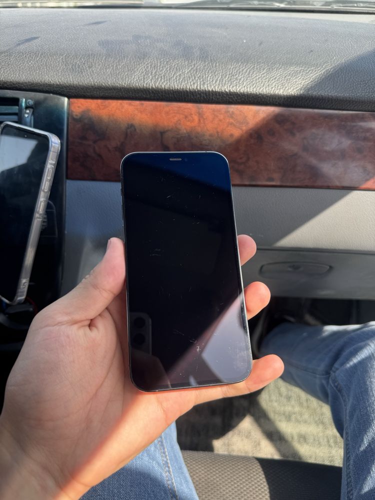 Iphone 12 pro   |    77%   |    256 gb   |    Karopka bor