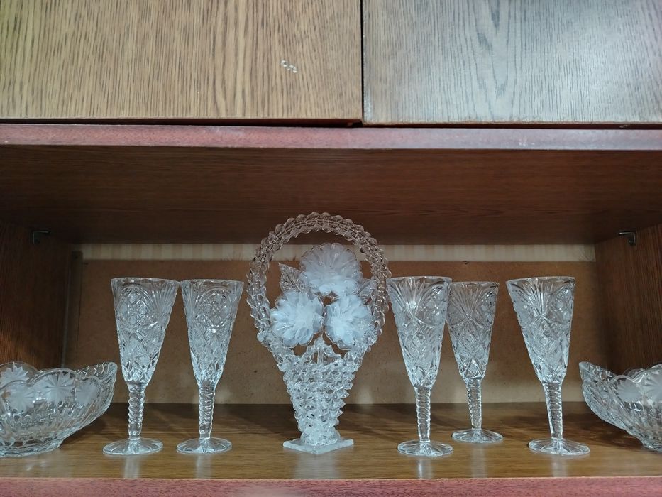 Корзина с розами. Горный хрусталь?