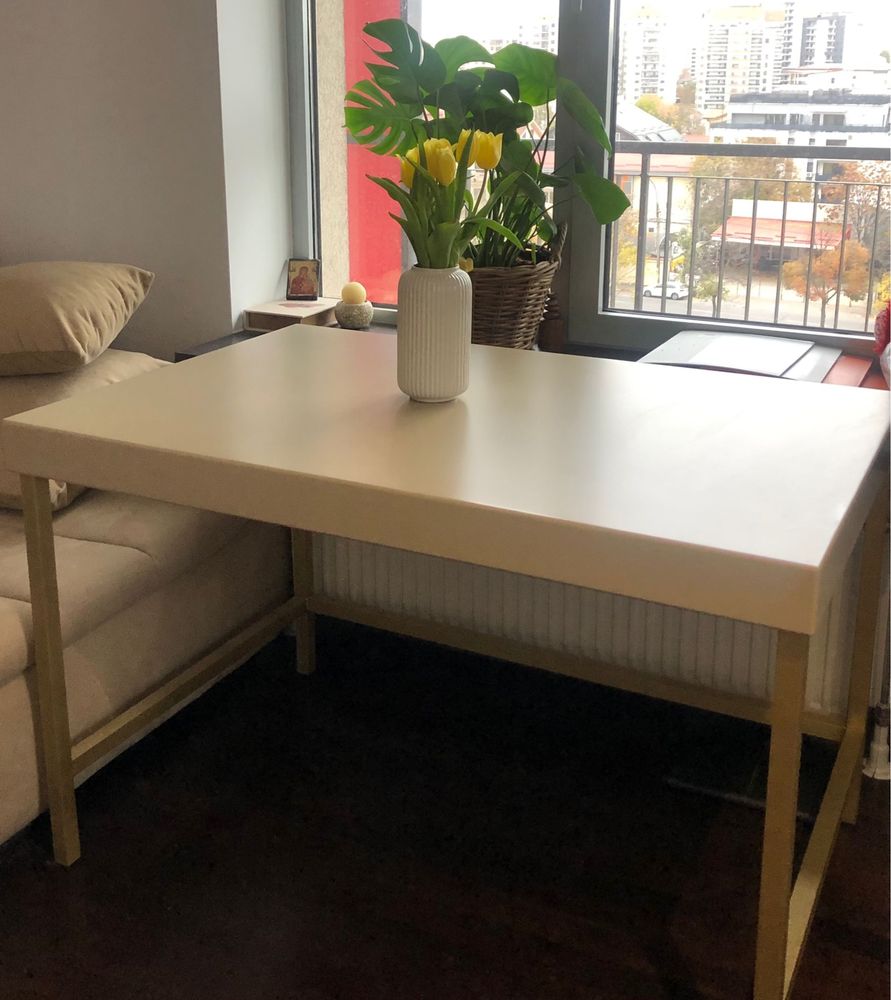 Masa /birou MDF elegant bej cu picioare metalice aurii