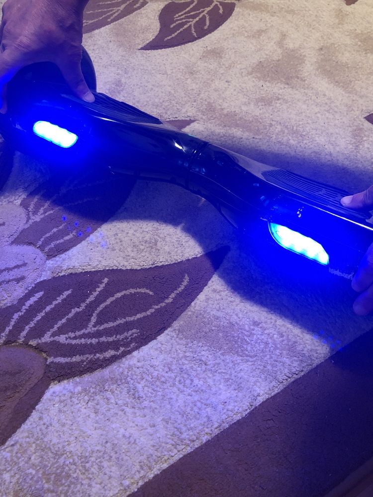 Vand hoverboard cu bluetooth,prinde 25 km/h