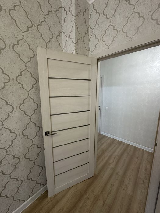 Продам двери с замком наличником навесами, всего 8 дверей