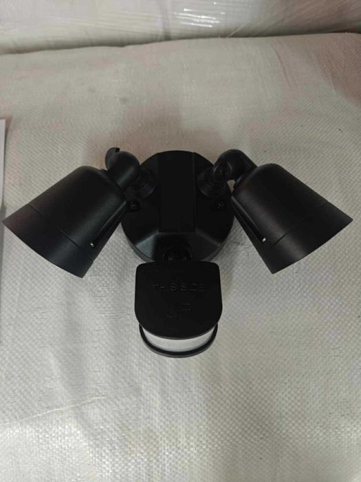 Външна LED лампа с датчик за движение – сигурна светлина