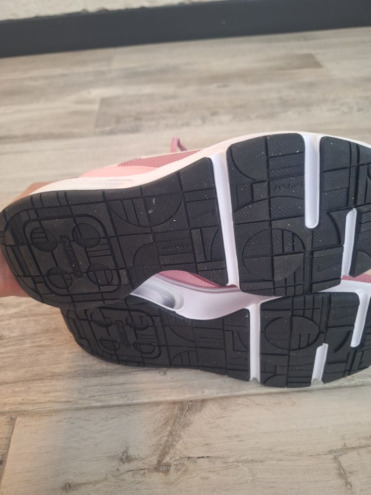 Нови дамски маратонки Nike