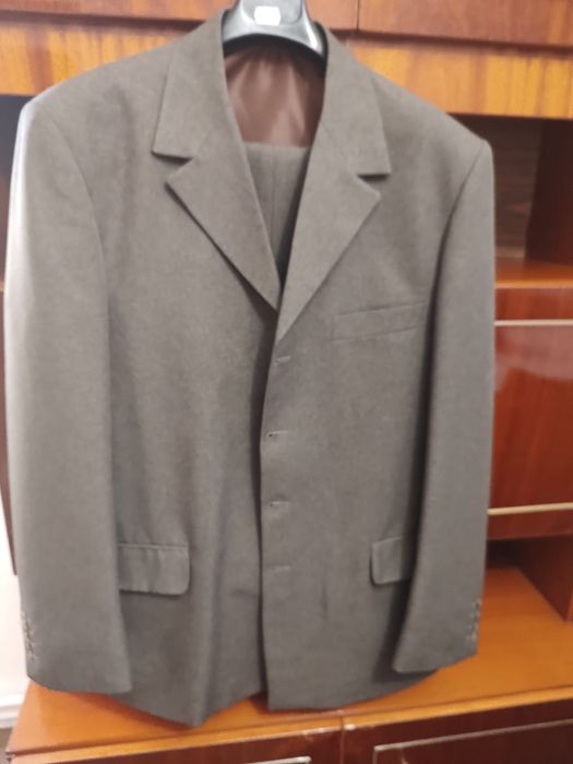 Costum 3 piese gri , marimea 52