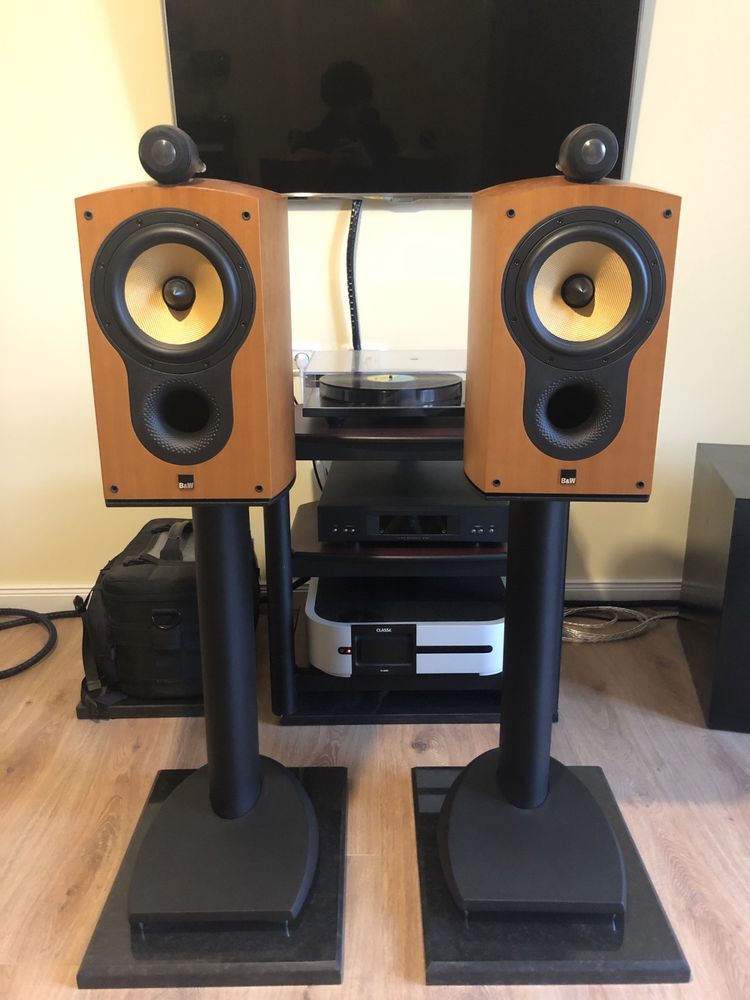 Bowers&Wilkins 805 S cu picioare negre