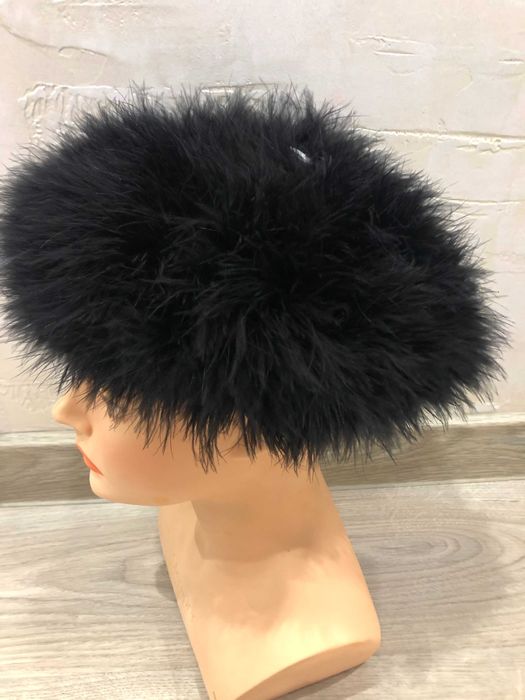 Ефектни шапки щраусови пера