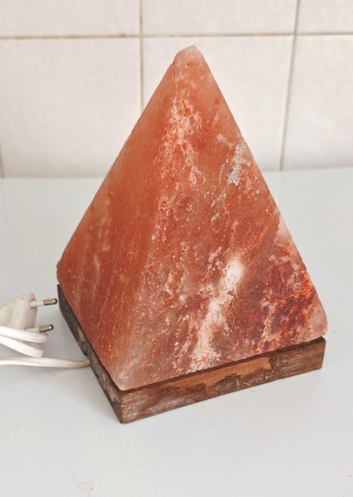 Изключително Красива Старинна Настолна Лампа Пирамида Хималайска Сол