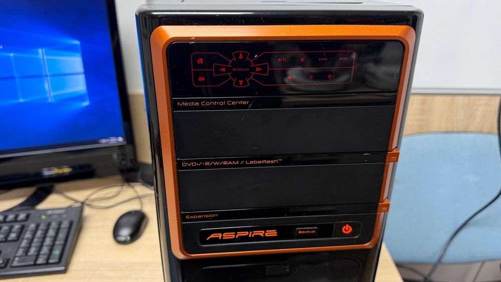 Vand calculator complet ( unitate PC + monitor + tastatura + mouse )