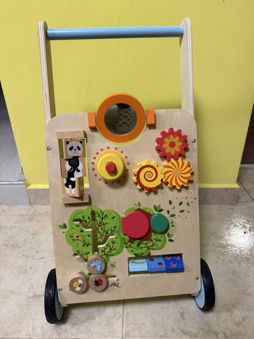 Дървена бебешка проходилка в отлично състояние