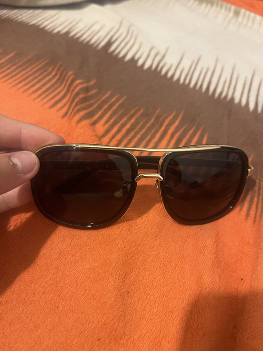 Vând ochelari de soare