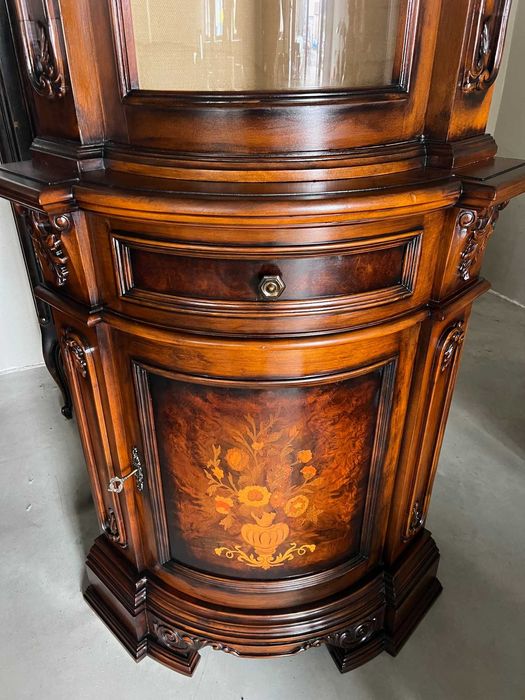 Vitrina Baroc pe colt!