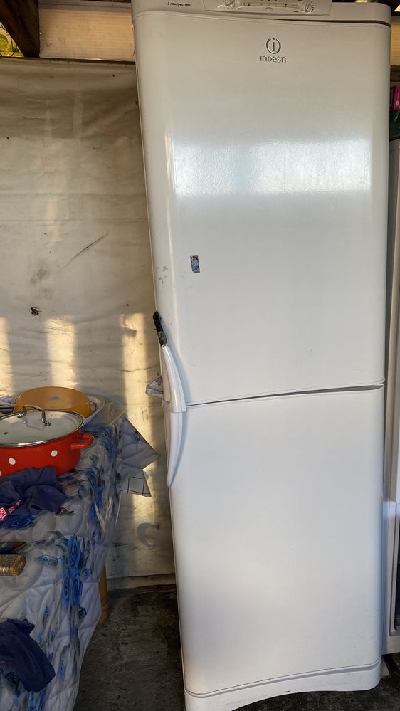 Холодильник INDEZIT 2-я компрессорами на запчасти