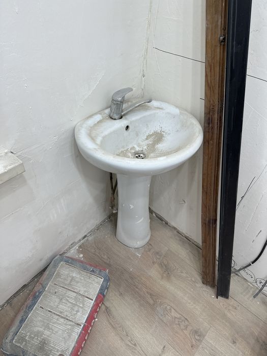 Раковина б/у целая без трешин.