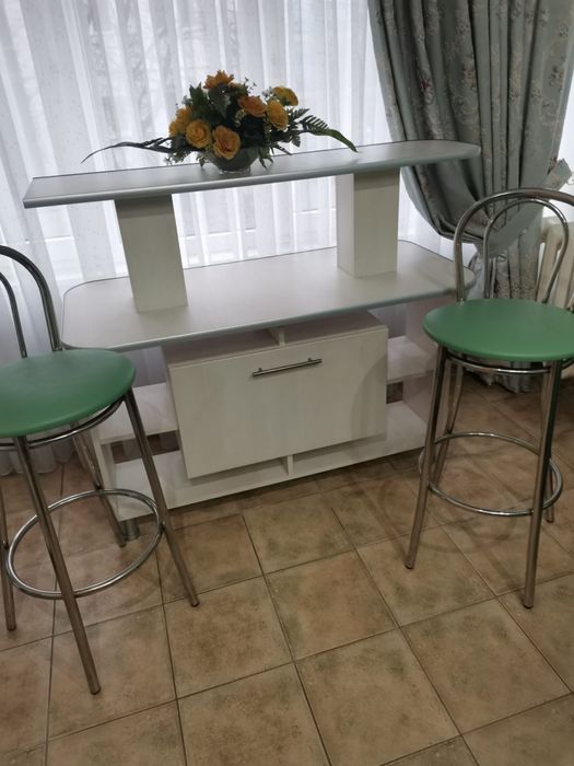 Vând bar cu doua scaune!