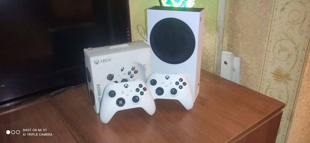Xbox series s с двумя джойстиками в отличном состоянии