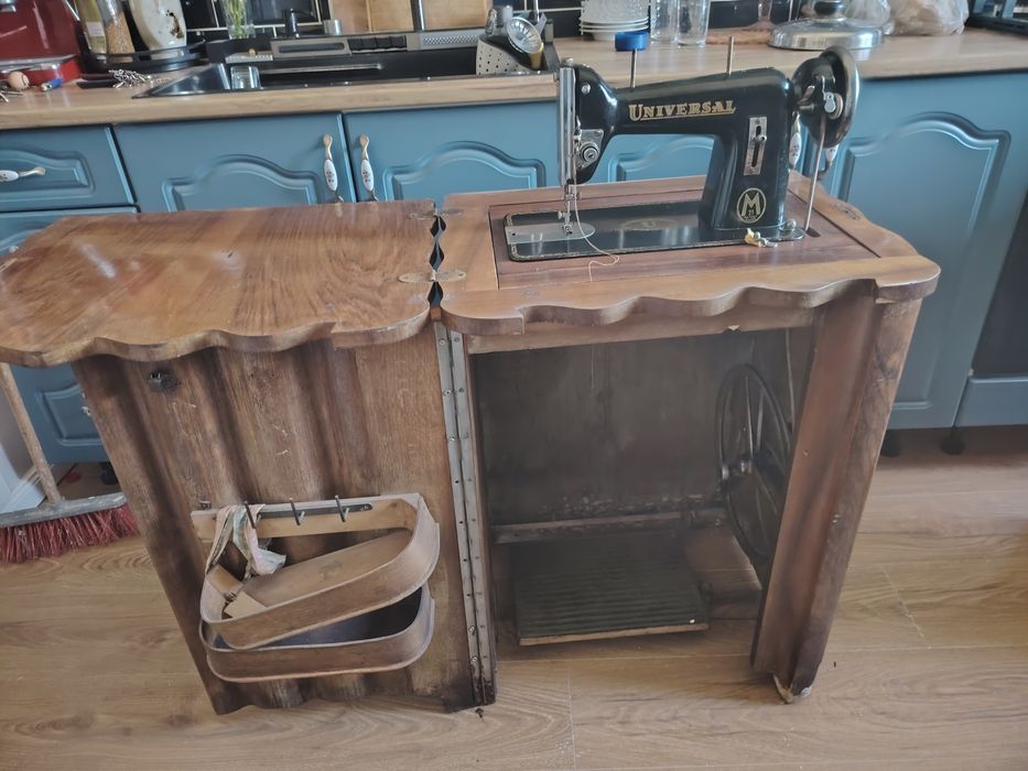 Mașină de cusut veche UNIVERSAL MANOFACTURING PATENT 63366