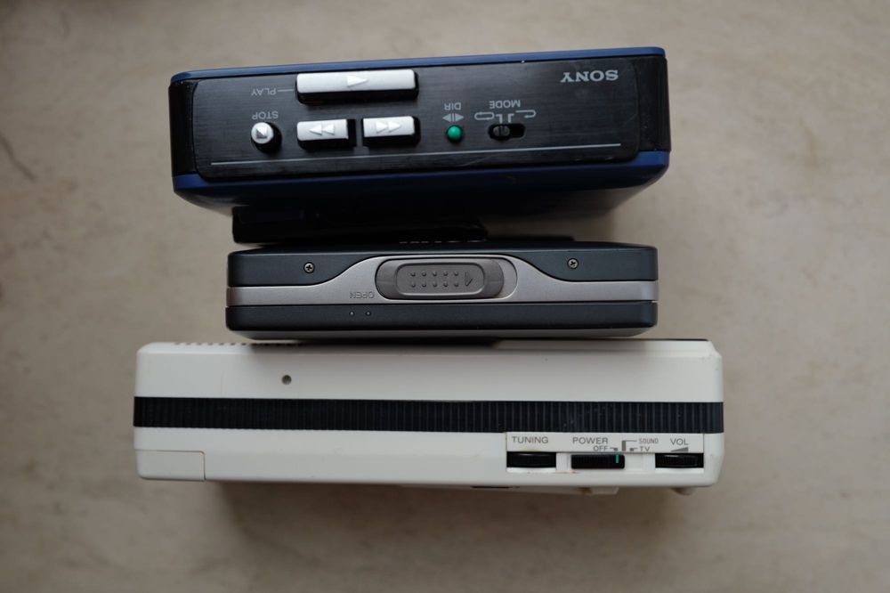 Vand trei Sony Walkman Wm FX511 si B39 plus TV Watchman FD-10E