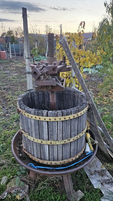Vand teasc( presa struguri) de mare capacitate din fonta, complet.