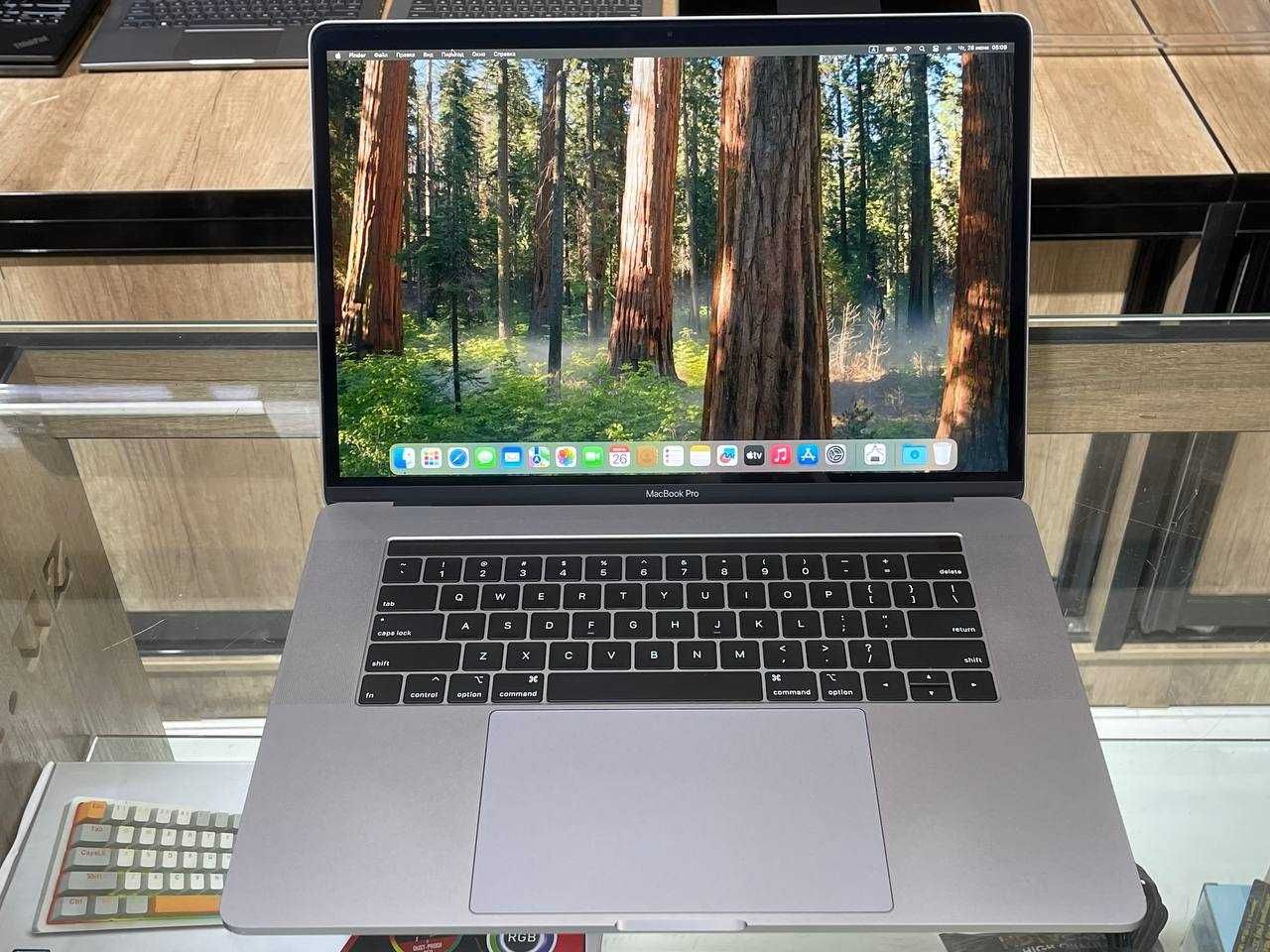 Macbook PRO 15 2019г Core i7-9750H озу16гб 512ssd Radeon Pro 555X 4гб