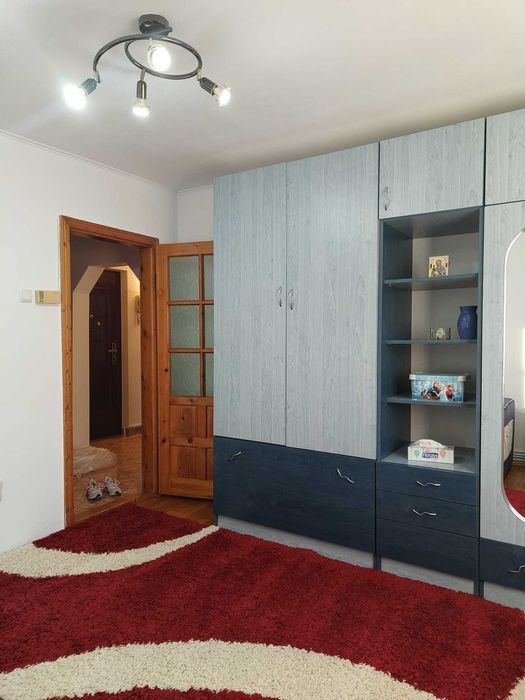 Închiriez apartament cu 2 camere decomandat