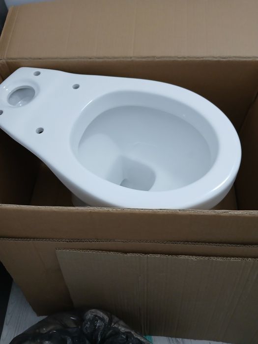 Vând vas toaleta nou, in cutie+ capac nou , fără bazin