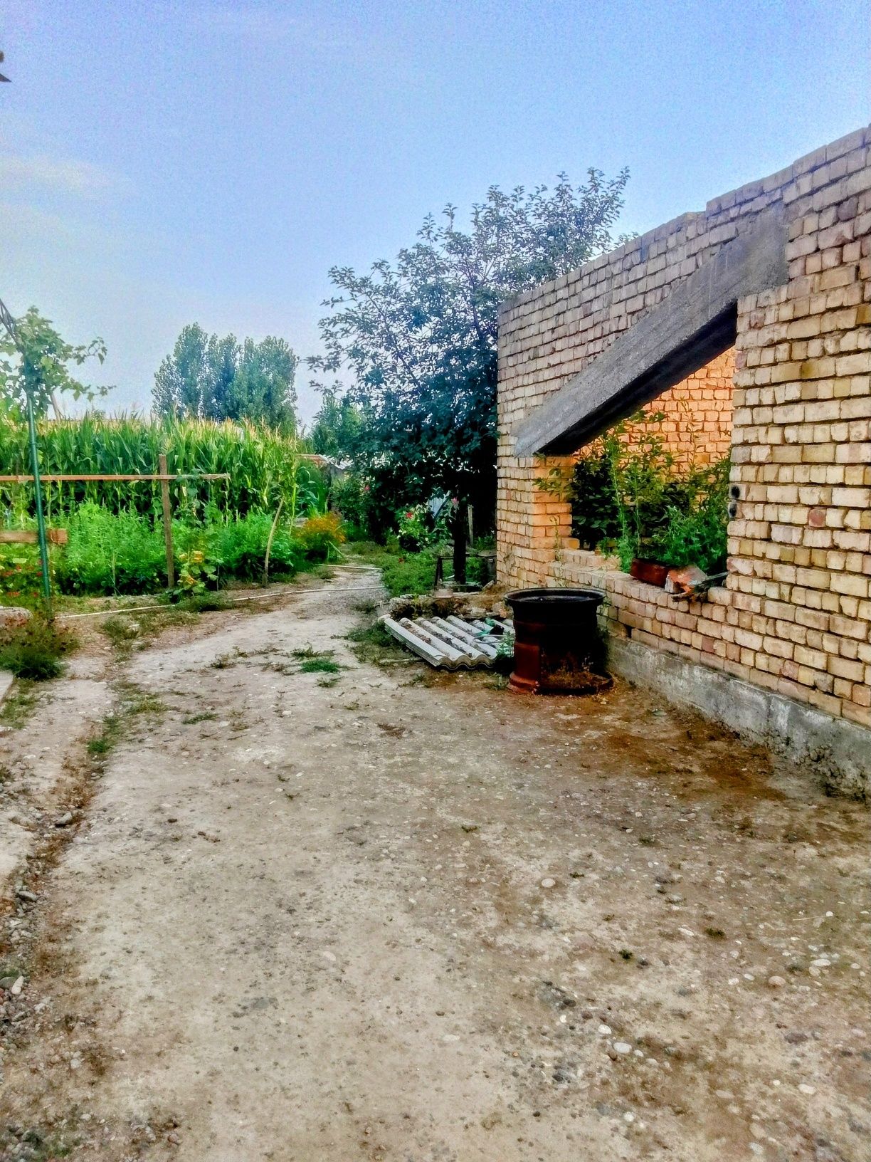 Uy sotiladi uchastka