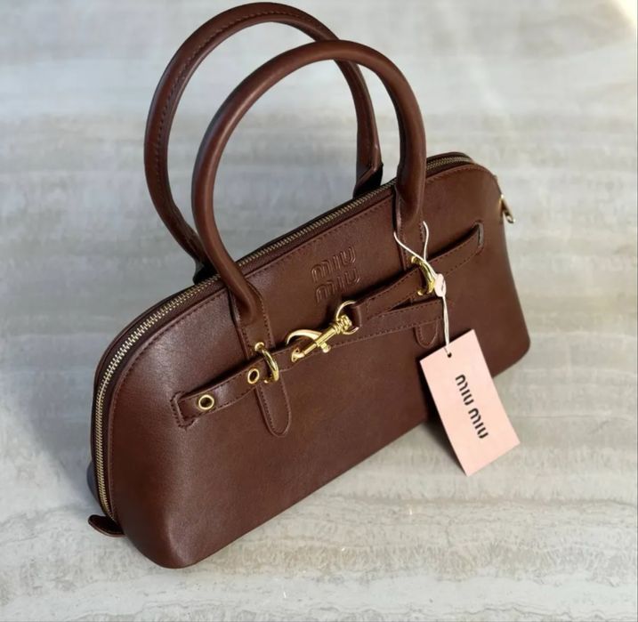 Сумка от Miu Miu.