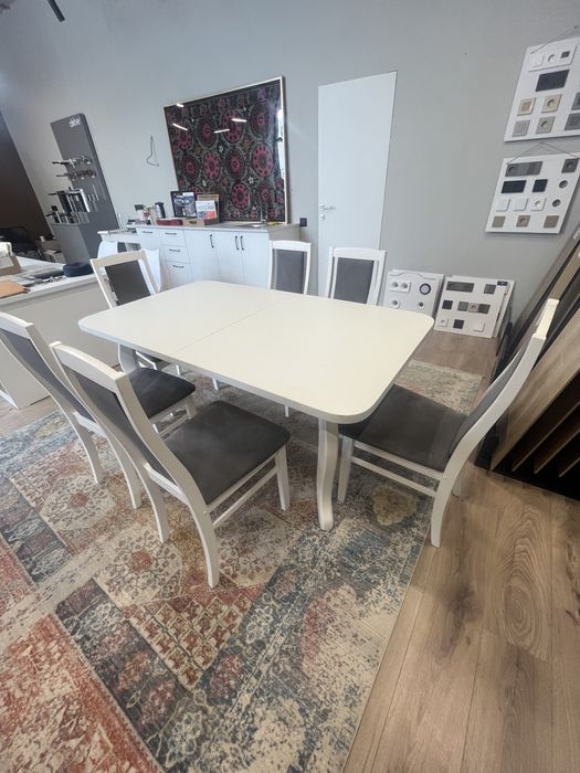 Деревянные стол со стульями