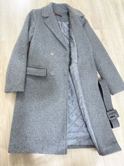 Продается пальто идеальное состояние , новое