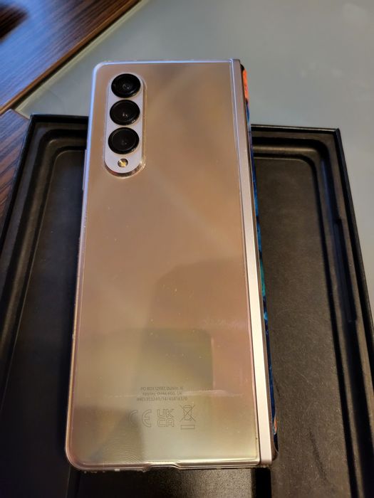 Galaxy Z Fold 3 256 GB Auriu, geam display mic puțin lovit