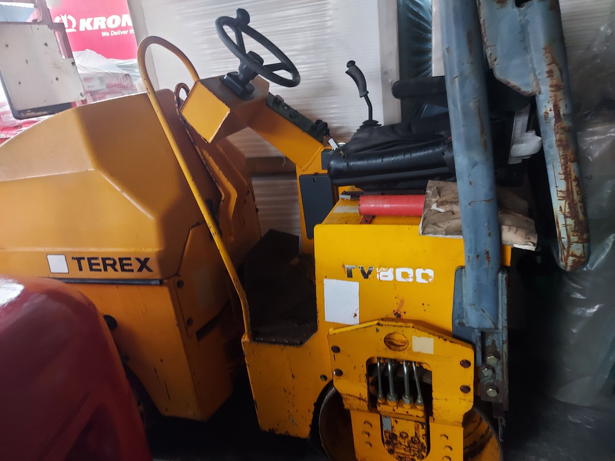 Excavatoare senilate de închiriat și compactor