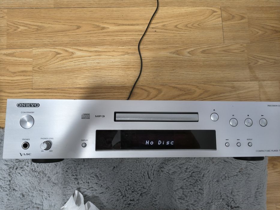 De vinzare CD player Onkyo C7030 .
