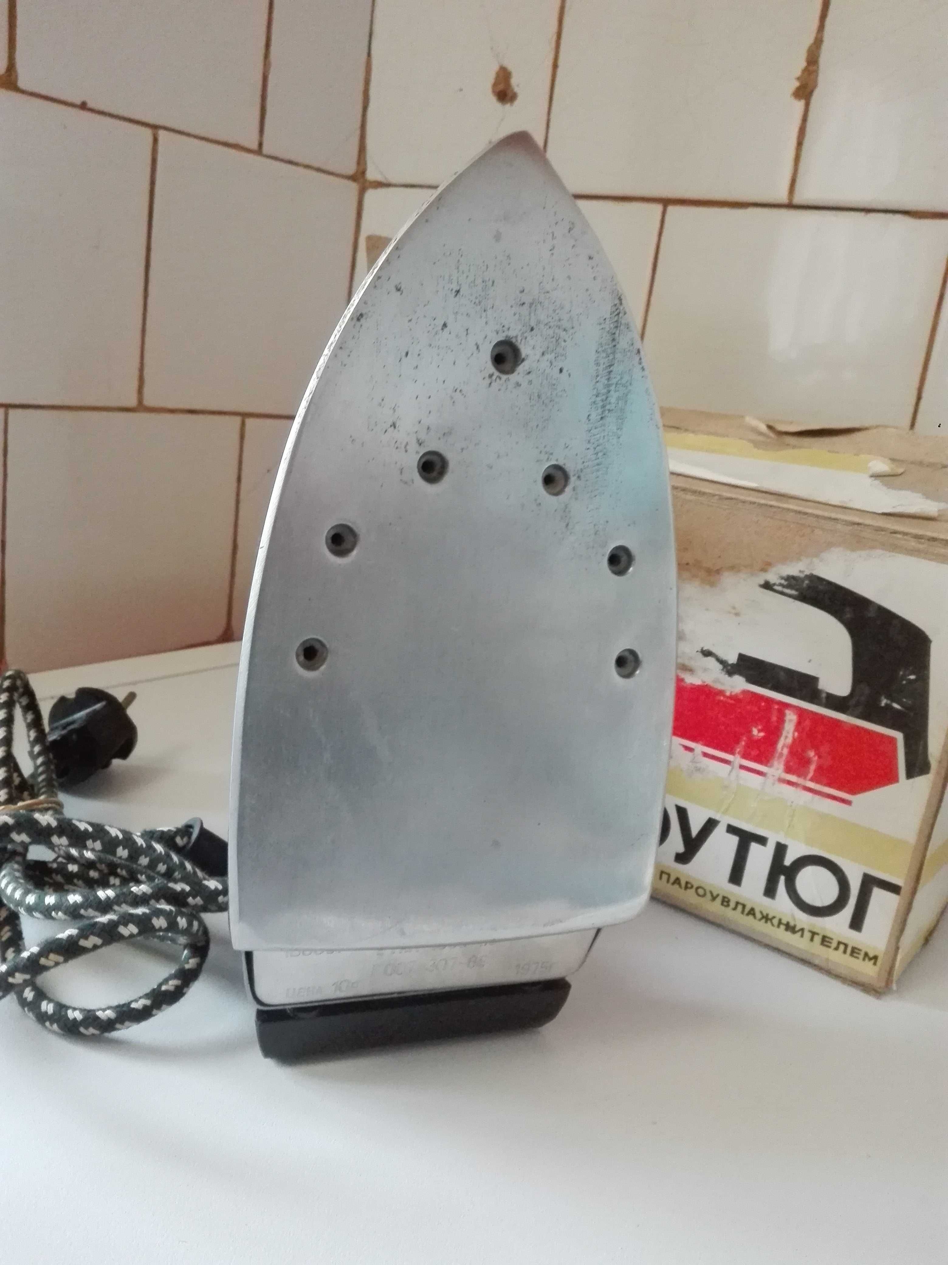 Руска ютия , чаени лъжички и щипка за скара.
