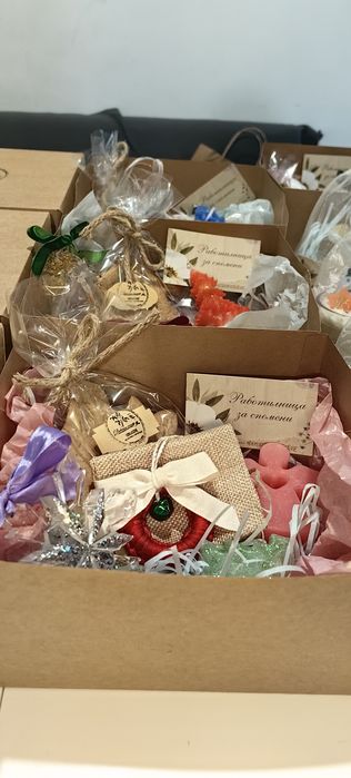 Подари различна Коледа