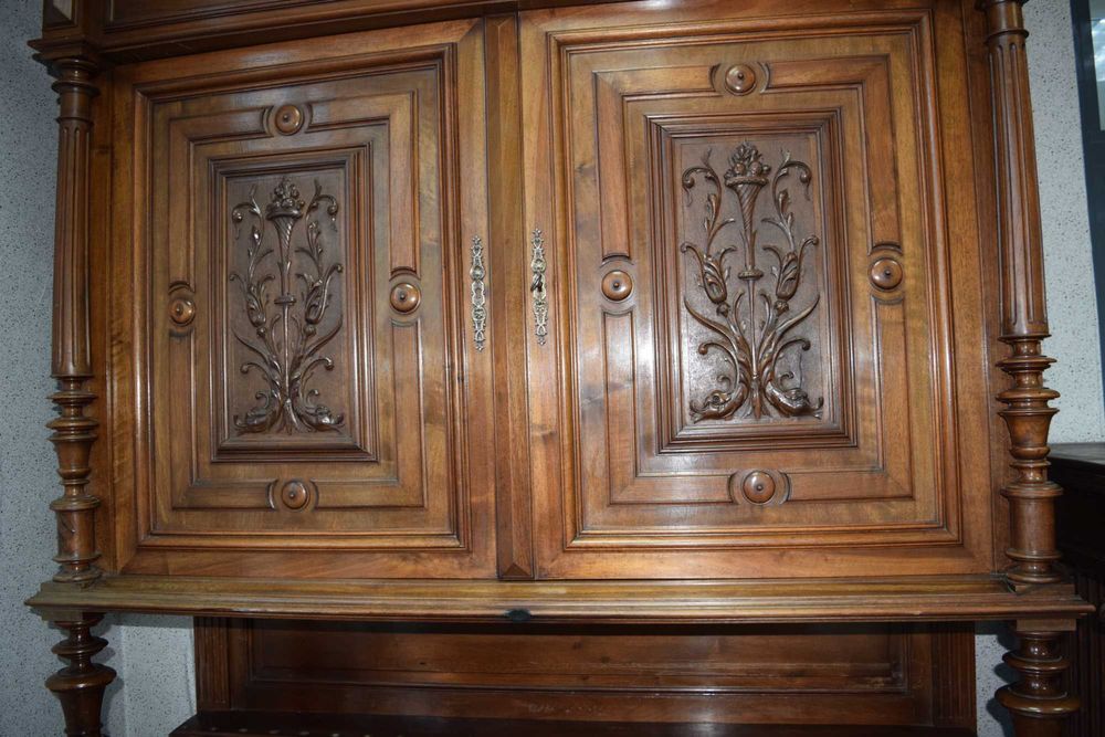 Старинен бюфет масив орех.