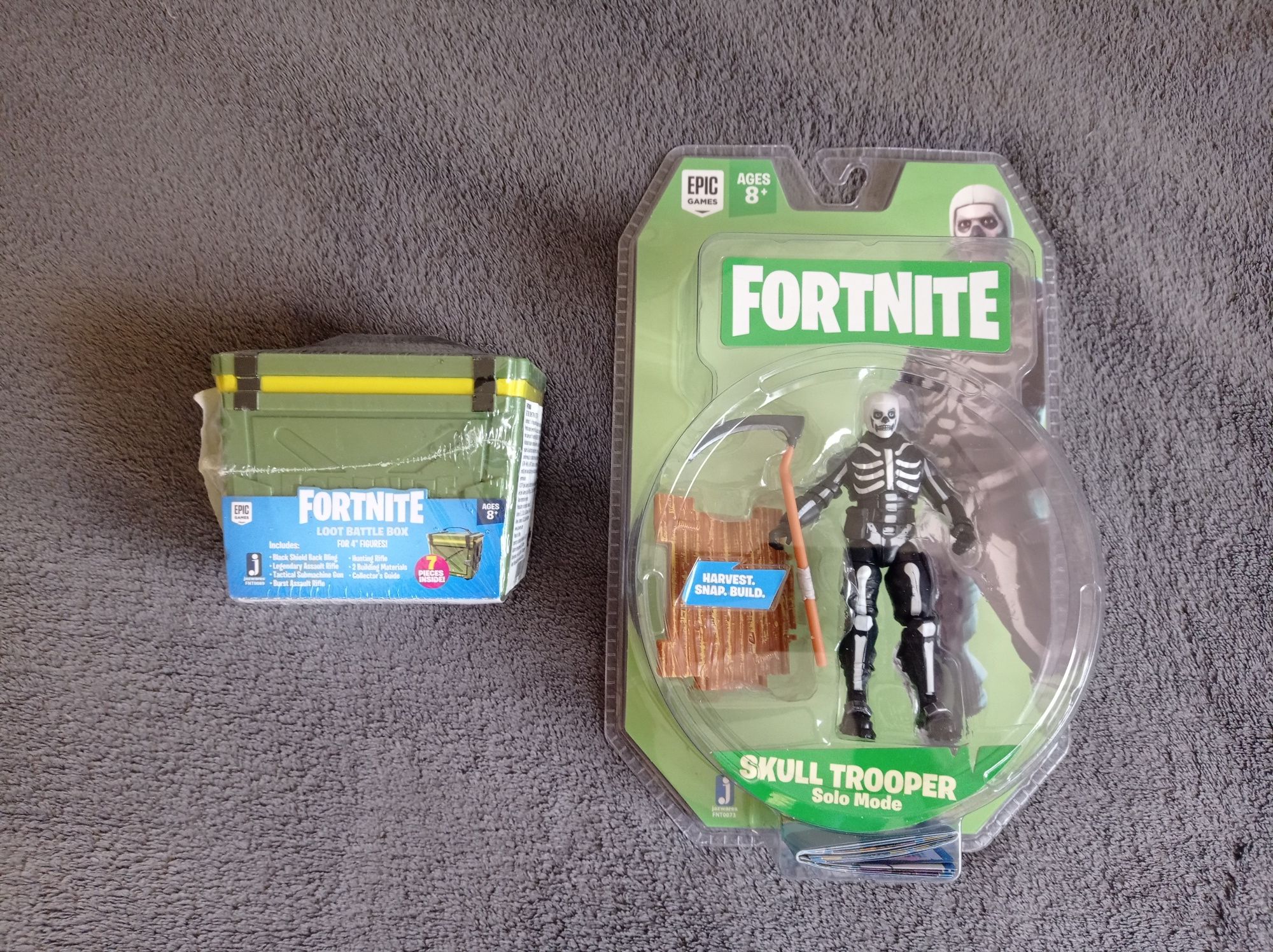 Figurina și cufăr cu arme Fornite