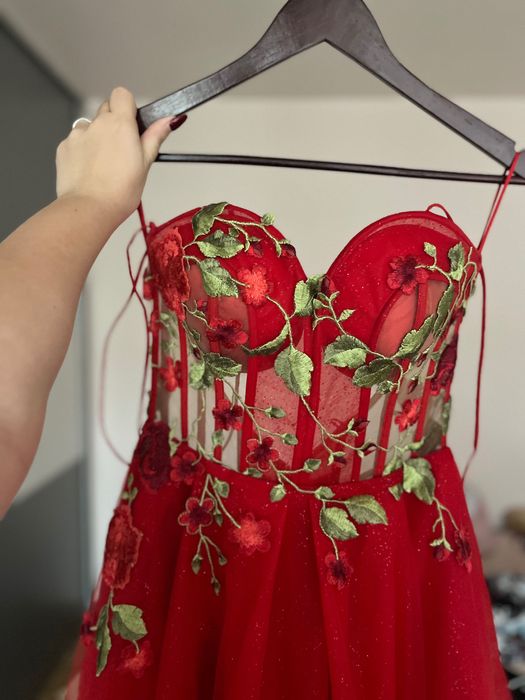 Червена бална рокля